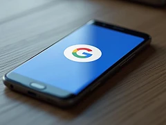 Google auf Smartphone Tisch
