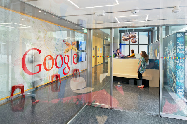 Google-Eingang mit Glaswand