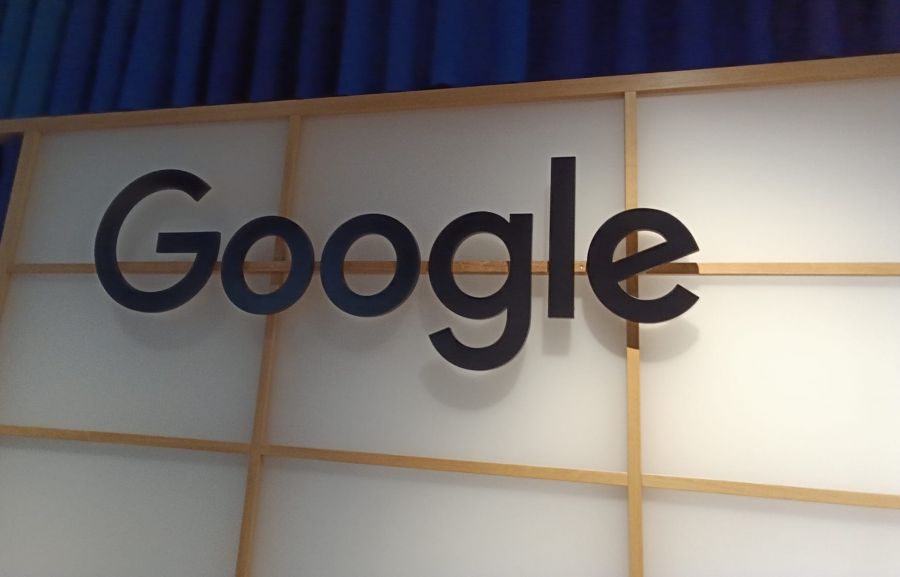 Google Holzwand