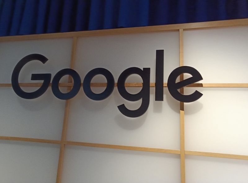 Google Holzwand